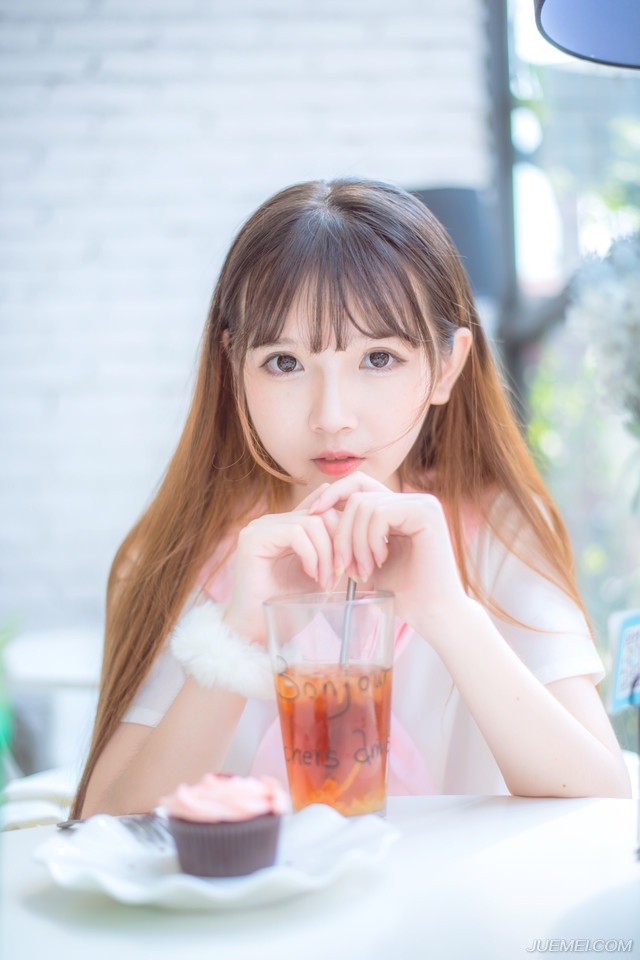 “若论军略，他未必强过你，但此人善谋，同样善心计，当初在鹿门书院之时，水镜先生将我二人并列，极擅决胜于战场之外，荆州之时，曾不费一兵一卒，助刘备拿下荆襄九郡，万不可小觑！”庞统点点头道。